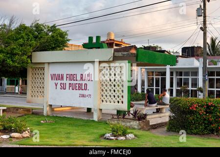 Cuba, Guantanamo Baracoa, slogan politici a lode dei fratelli Castro davanti a un edificio pubblico Foto Stock