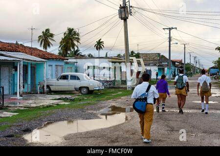 Cuba, Villa Clara, Caibarien, scolari sul loro modo a scuola dopo il passaggio di pioggia Foto Stock