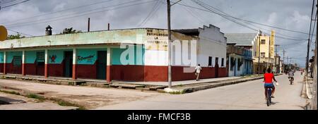 Cuba, Villa Clara, Caibarien, panorama di un po' di strada trafficata Foto Stock