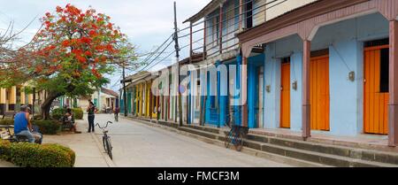 Cuba, Guantanamo Baracoa, panorama di una strada con facciate colorate Foto Stock