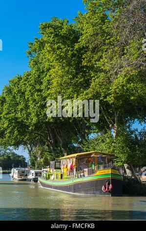 Francia, Aude, Le Somail sulle rive del Canal du Midi elencati come patrimonio mondiale dall'UNESCO, la drogheria flottante Foto Stock