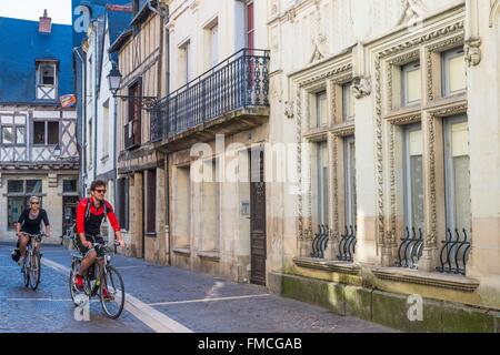 Francia, Indre et Loire, la Valle della Loira sono classificati come patrimonio mondiale dall' UNESCO, Chinon, ciclisti nei vicoli ai piedi della Foto Stock