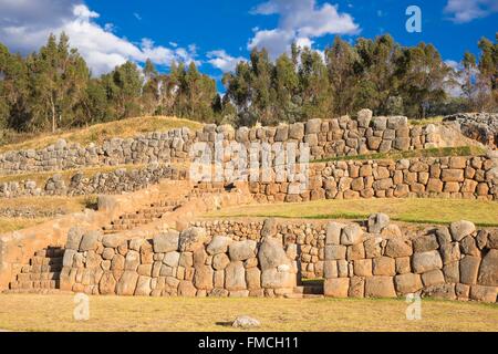 Perù Cusco Provincia, Inca Sacred Valley, Chinchero, rovine Inca di terrazzamenti agricoli Foto Stock