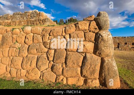 Perù Cusco Provincia, Inca Sacred Valley, Chinchero, rovine Inca di terrazzamenti agricoli Foto Stock