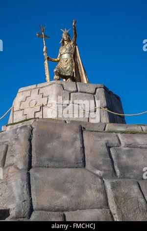 Perù Cusco Provincia, Cusco, classificato come patrimonio mondiale dall UNESCO, statua di imperatore inca Pachacutec nella Plaza de Armas Foto Stock