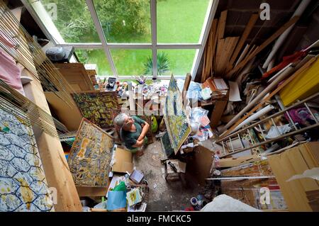 Francia, Finisterre, Lannilis, Prat Ar Coum, l'artista Loic Madec nel suo laboratorio Foto Stock