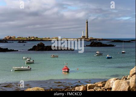 Francia, Finisterre, Pays des Abers, Plouguerneau, isola vergine nell arcipelago di Lilia, la Vergine Island Lighthouse visto Foto Stock