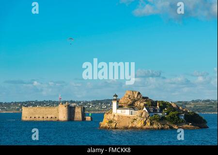 Francia, Finisterre, Baia di Morlaix, Carantec, Louet island e il XVI secolo il castello di Biancheria Taureau (appartiene a Plouezoc'h) Foto Stock