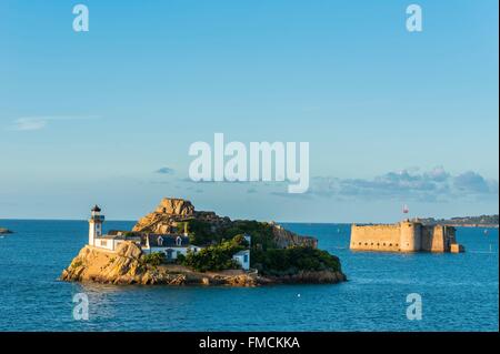 Francia, Finisterre, Baia di Morlaix, Carantec, Louet island e il XVI secolo il castello di Biancheria Taureau (appartiene a Plouezoc'h) Foto Stock