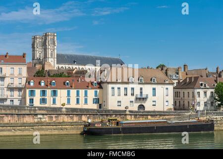 Francia, Saône et Loire, Chalon sur Saone, quai de la Poterne, Saint Vincent cattedrale, costruita tra il 1090 e il 1520 Foto Stock