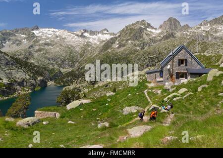 In Spagna, in Catalogna, Val d'Aran, Arties, Aigüestortes i Estany de Sant Maurici National Park, Negre lago, Ventosa mi rifugio Calvell Foto Stock