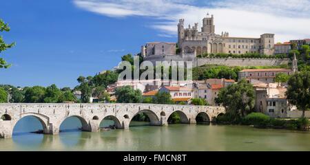 Francia, Herault, Beziers, il Saint Nazaire e Saint Celse cattedrale il ponte vecchio e il fiume Orb Foto Stock