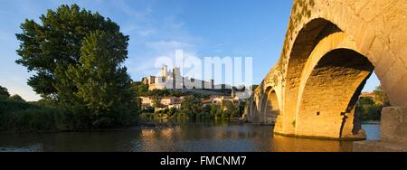 Francia, Herault, Beziers, St Nazaire Cathedral e il Pont Vieux sul fiume Orb Foto Stock