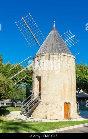 Francia, Drome, Pierrelatte, mulino a vento costruito intorno al 1839 Foto Stock