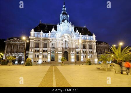 Francia, Nord, Roubaix, facciata del municipio illuminato di notte Foto Stock