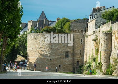 Francia, Cotes d'Armor, Dinan, il castello e i suoi 2600 metri di mura medievali che circondano il centro storico Foto Stock