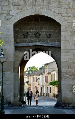 Francia, Gard, Aigues-Mortes, città medievale, bastioni e fortificazioni circondata la città, porta fortificata Foto Stock