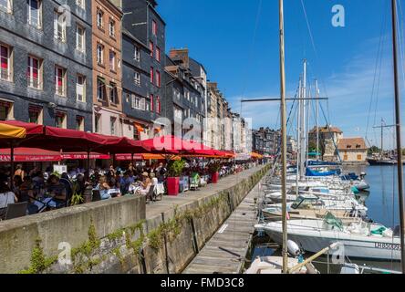 Francia, Calvados, Pays d'Auge, Honfleur Vieux Bassin (porto vecchio) e Quai Saint Catherine Foto Stock