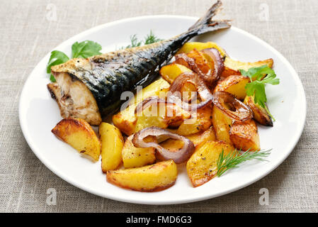 Patate fritte cunei e sgombro pesce Foto Stock