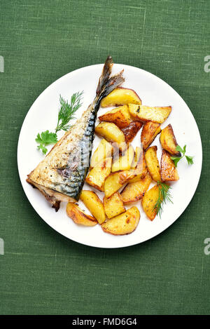 Patate al forno cunei e sgombro pesce, vista dall'alto Foto Stock