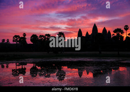 West Gallery stagliano contro il cielo mattutino, Angkor Wat, Parco Archeologico di Angkor, Siem Reap, Cambogia Foto Stock