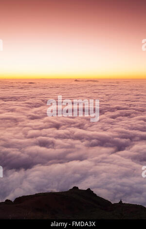 Passat nuvole al tramonto, cloud coprono oltre il Parco Nazionale del Teide, Tenerife, Isole Canarie, Spagna Foto Stock