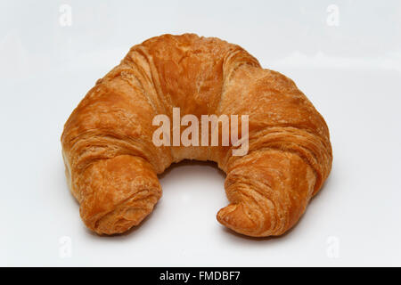 Croissant su sfondo bianco Foto Stock