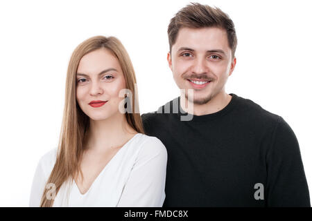 Coppia giovane in piedi vicino a ogni altra in studio Foto Stock