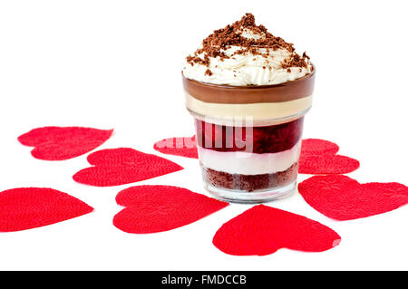 Layered dessert con biscotti sbriciolati sulla parte superiore a forma di cuore rosso tovaglioli isolato su bianco Foto Stock