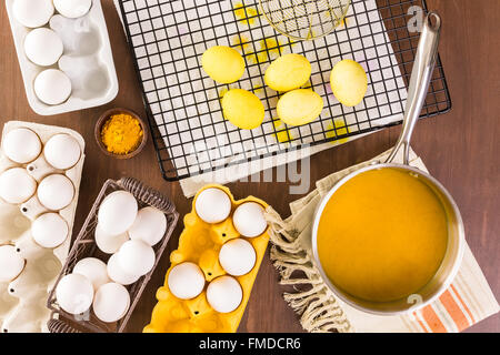 Tintura di uova di pasqua con colorante naturale dei colori. Foto Stock
