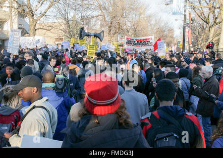 Chicago STATI UNITI D'AMERICA 11 marzo 2016. Migliaia di persone che protestano a Donald Trump campaign rally presso la UIC Pavilion comportare il rinvio del rally. Mentre il sig. Trump rivendicato il rally è stato annullato dopo la spinta del Chicago il dipartimento di polizia, è stato rivelato che il sig. Trump stesso annullato l'evento. Credito: Todd Bannor/Alamy Live News Foto Stock