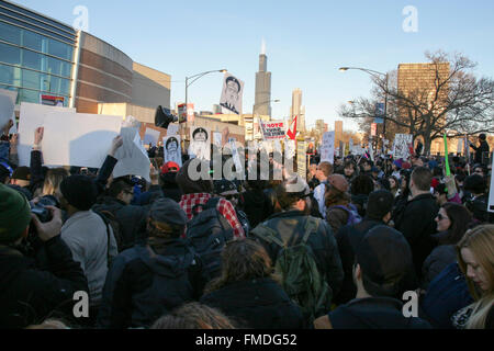 Chicago STATI UNITI D'AMERICA 11 marzo 2016. Migliaia di persone che protestano a Donald Trump campaign rally presso la UIC Pavilion comportare il rinvio del rally. Mentre il sig. Trump rivendicato il rally è stato annullato dopo la spinta del Chicago il dipartimento di polizia, è stato rivelato che il sig. Trump stesso annullato l'evento. Credito: Todd Bannor/Alamy Live News Foto Stock