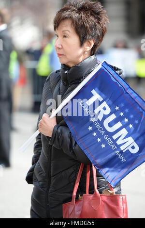 Saint Louis, Missouri, Stati Uniti d'America. Undicesimo Mar, 2016. Donald Trump sostenitore detiene il segno al di fuori del Peabody Opera House nel centro di Saint Louis Credito: Gino's immagini Premium/Alamy Live News Foto Stock