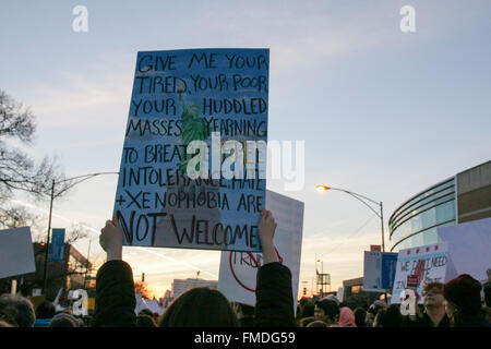 Chicago STATI UNITI D'AMERICA 11 marzo 2016. Migliaia di persone che protestano a Donald Trump campaign rally presso la UIC Pavilion comportare il rinvio del rally. Mentre il sig. Trump rivendicato il rally è stato annullato dopo la spinta del Chicago il dipartimento di polizia, è stato rivelato che il sig. Trump stesso annullato l'evento. Credito: Todd Bannor/Alamy Live News Foto Stock