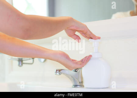 Applicare mani sanitizer sapone per uccidere un batterio Foto Stock