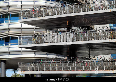 Il parcheggio per le bici vicino alla Stazione Centrale di Amsterdam Centraal, Paesi Bassi Foto Stock