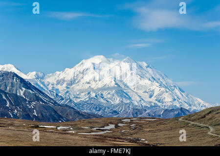 Mt McKinley in una limpida giornata con cielo blu il 9 giugno 2013 in Alaska. Foto Stock