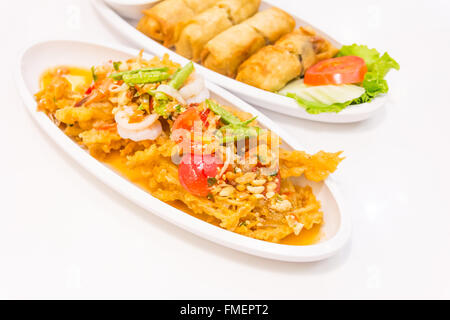 Fried Cinese Tradizionale involtini primavera cibo isolati su sfondo bianco Foto Stock