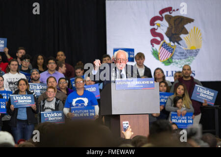 Vertice, il 11 marzo, 2016 Bernie Sanders parla di sostenitori in un rally detenute nel vertice, il su 11 Marzo, 2016 davanti all'Illinois elezione primaria Gary Hebding Jr/Alamy Live News Foto Stock