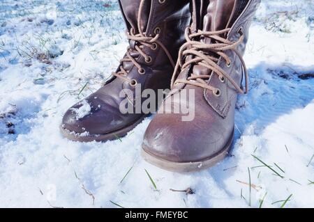 Marrone stivali da combattimento in inverno la neve Foto Stock