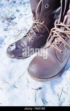 Marrone stivali da combattimento in inverno la neve Foto Stock