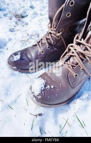 Marrone stivali da combattimento in inverno la neve Foto Stock