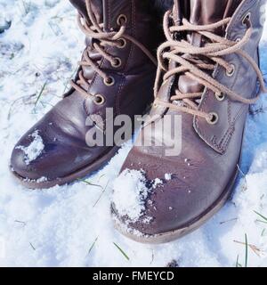 Marrone stivali da combattimento in inverno la neve Foto Stock