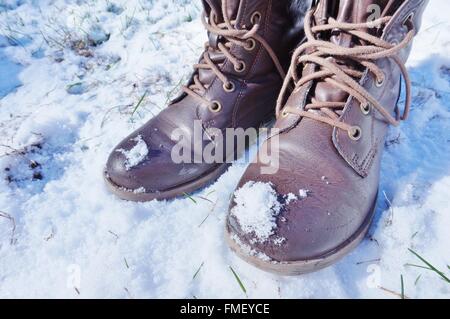 Marrone stivali da combattimento in inverno la neve Foto Stock