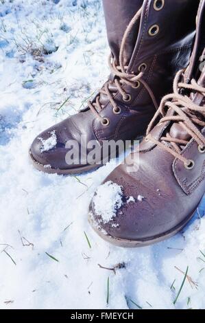 Marrone stivali da combattimento in inverno la neve Foto Stock