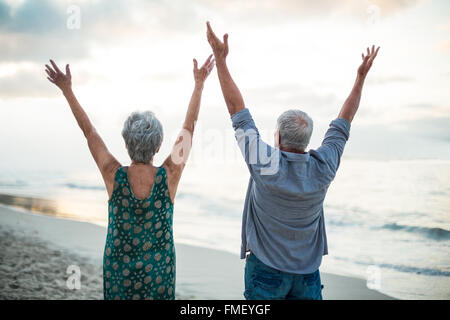 Coppia senior alzando le braccia Foto Stock