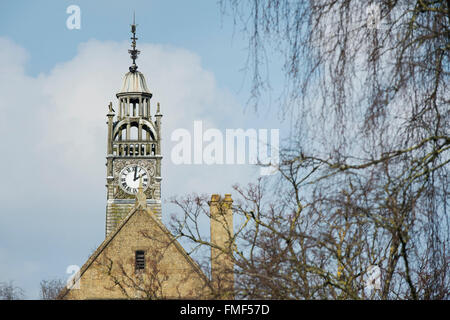 Torre dell'orologio sul mercato Redesdale Hall. Moreton in Marsh, Gloucestershire, Inghilterra Foto Stock