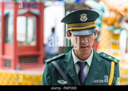 Una guardia cinese, dal Beijing Public Security Bureau (PSB), il pattugliamento della zona del Palazzo Estivo Foto Stock