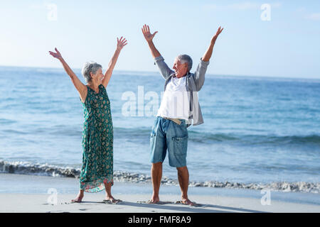 Coppia senior dei bracci di sollevamento Foto Stock