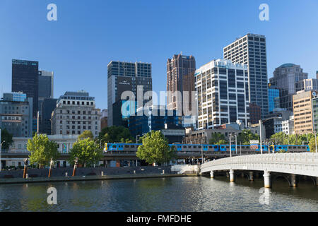 Lo skyline di Melbourne lungo il fiume Yarra, Melbourne, Victoria, Australia Foto Stock